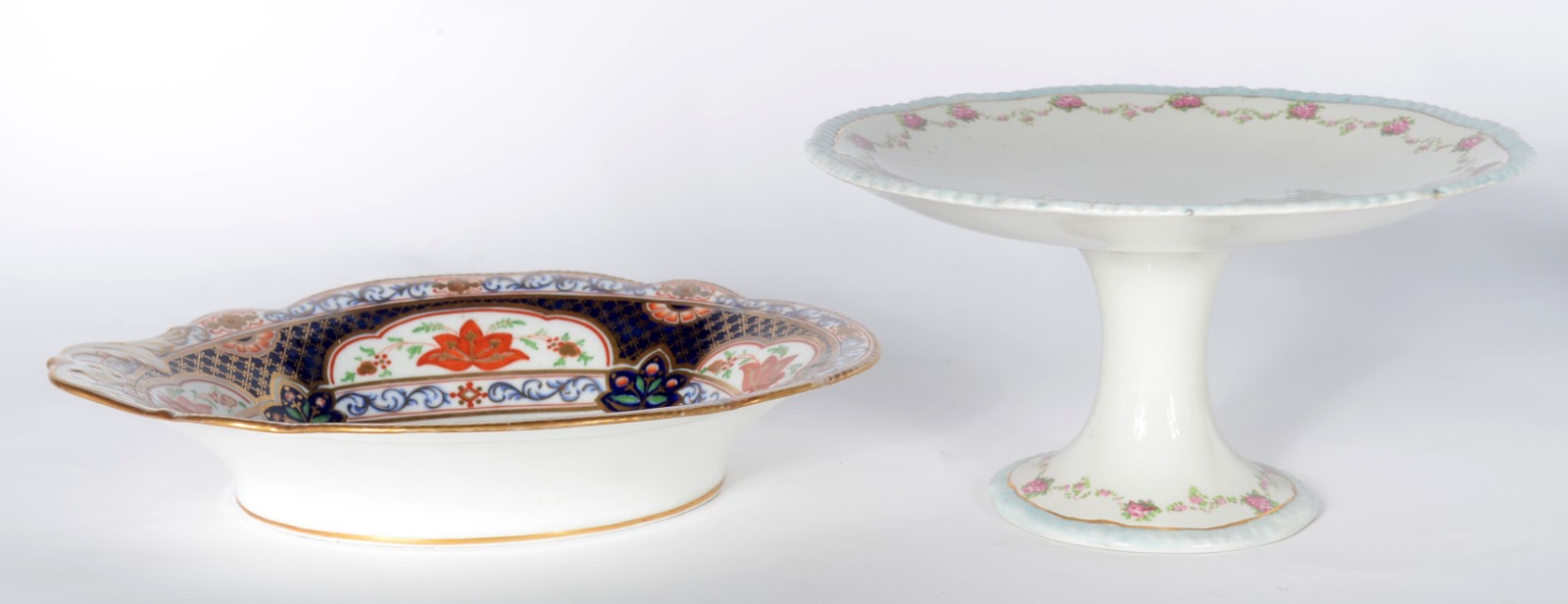 Quatro peças diversas de porcelana/faiança, sendo: fruteira de pé... - foto 2 de 11