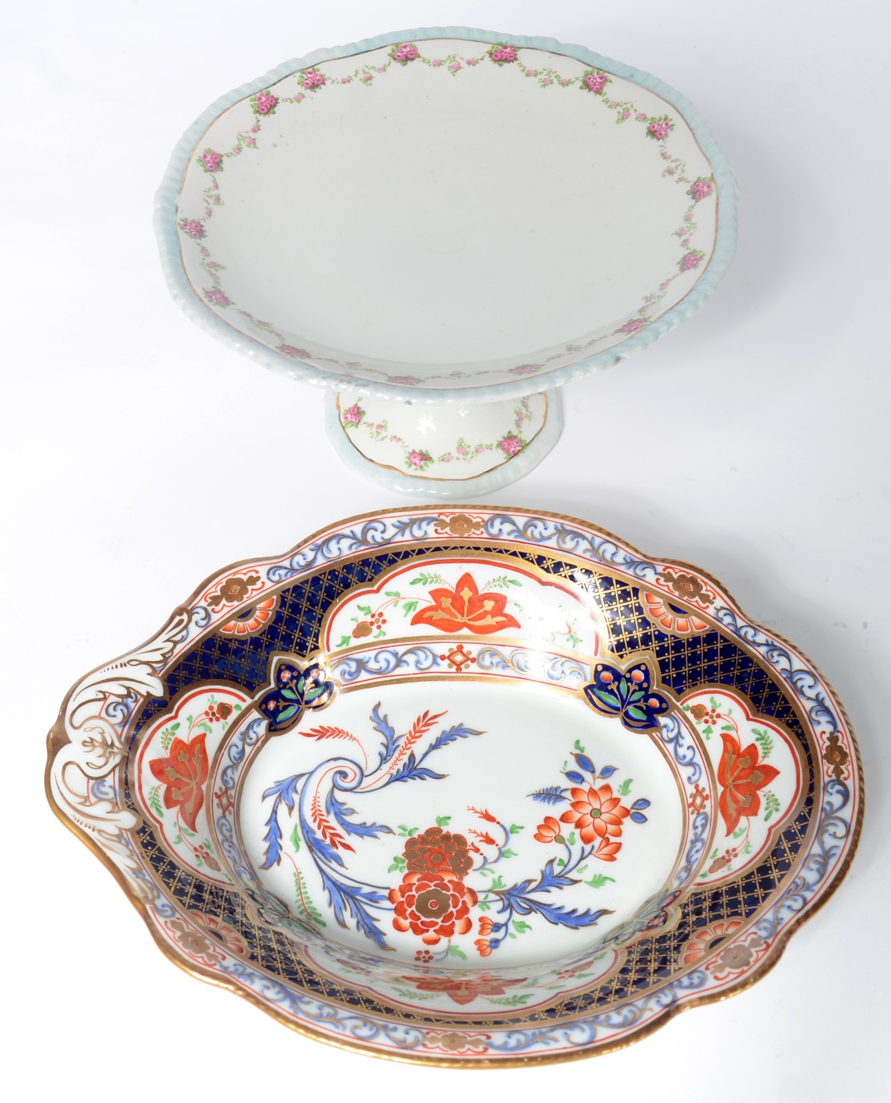 Quatro peças diversas de porcelana/faiança, sendo: fruteira de pé... - foto 3 de 11