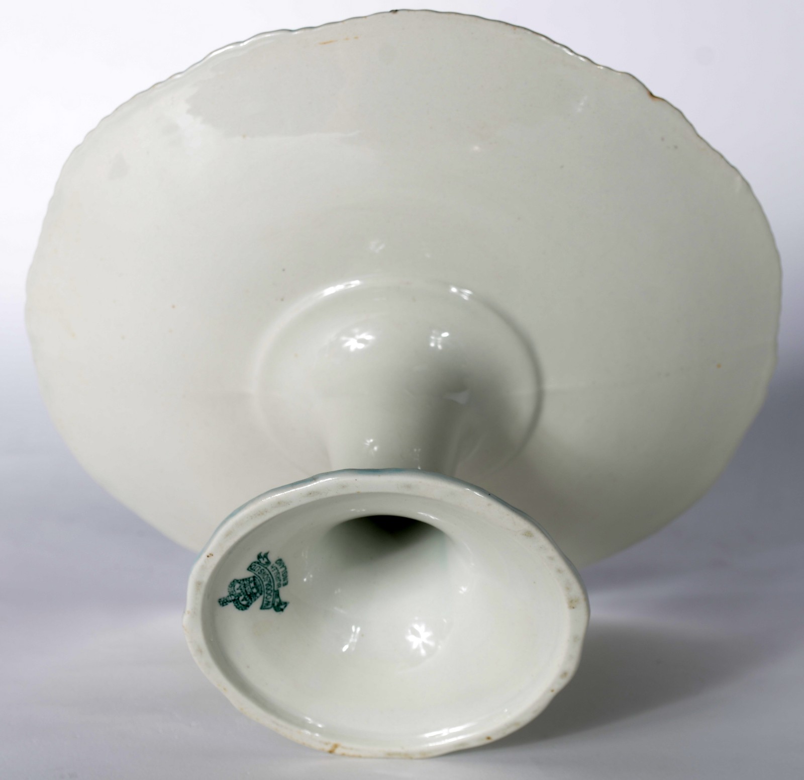 Quatro peças diversas de porcelana/faiança, sendo: fruteira de pé... - foto 4 de 11