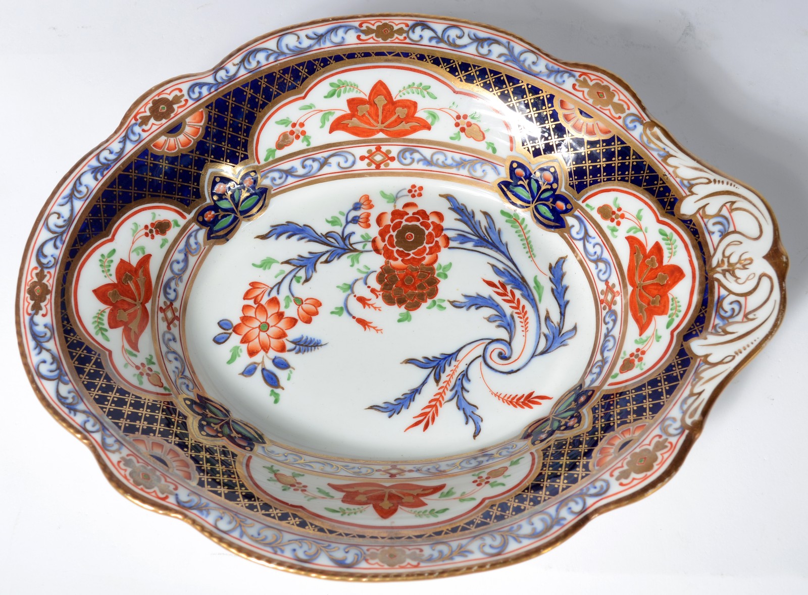 Quatro peças diversas de porcelana/faiança, sendo: fruteira de pé... - foto 5 de 11