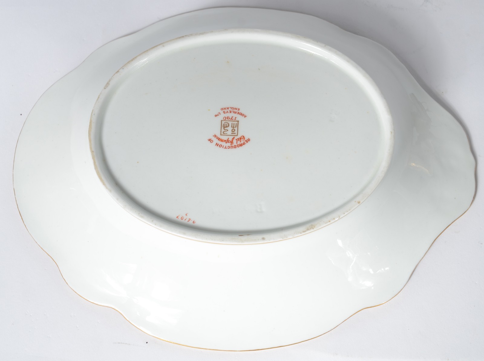 Quatro peças diversas de porcelana/faiança, sendo: fruteira de pé... - foto 6 de 11