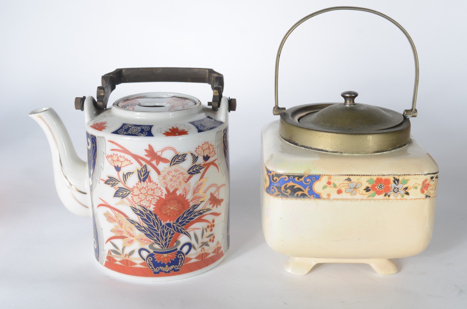 Quatro peças diversas de porcelana/faiança, sendo: fruteira de pé... - foto 7 de 11