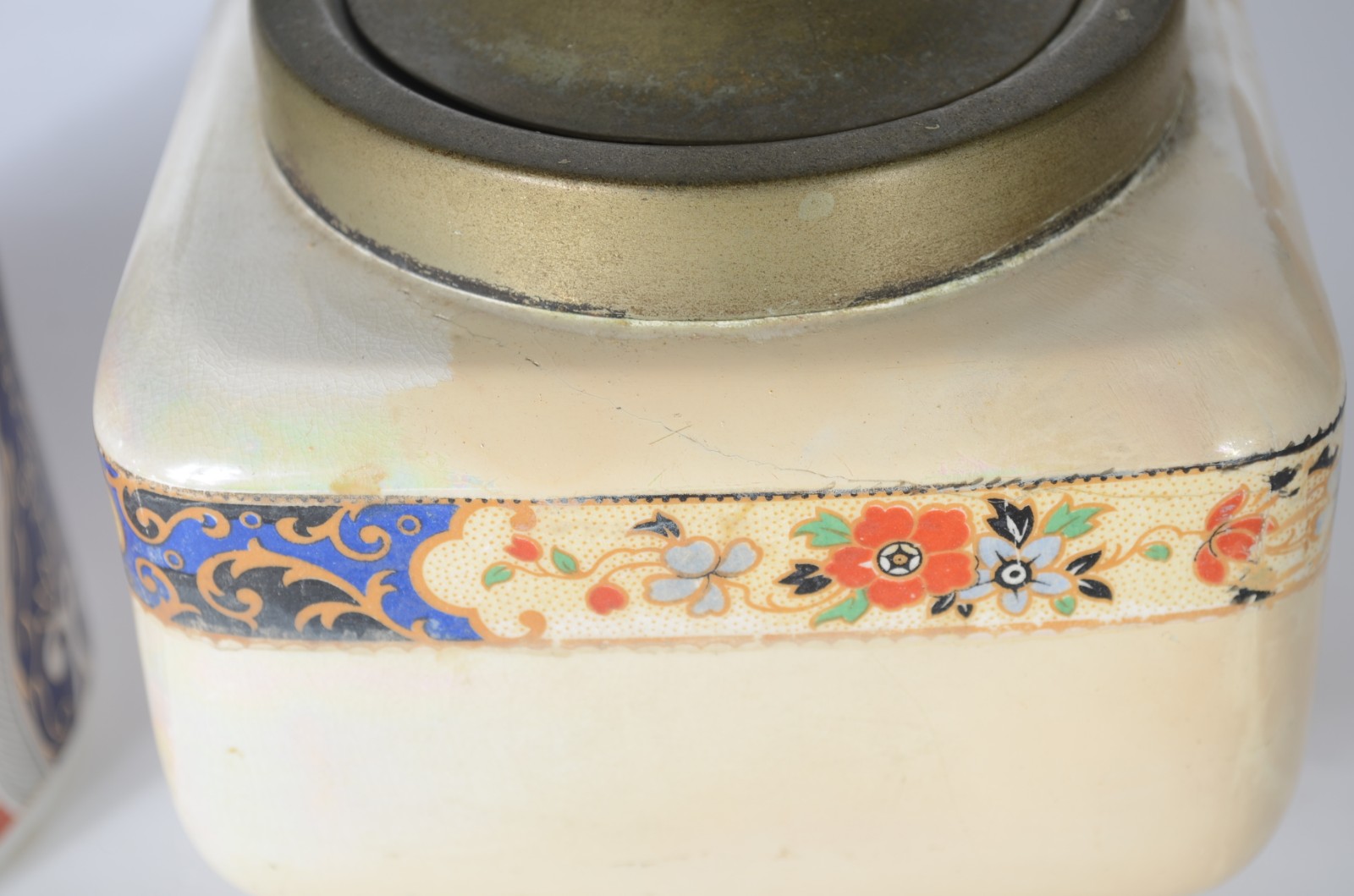 Quatro peças diversas de porcelana/faiança, sendo: fruteira de pé... - foto 8 de 11