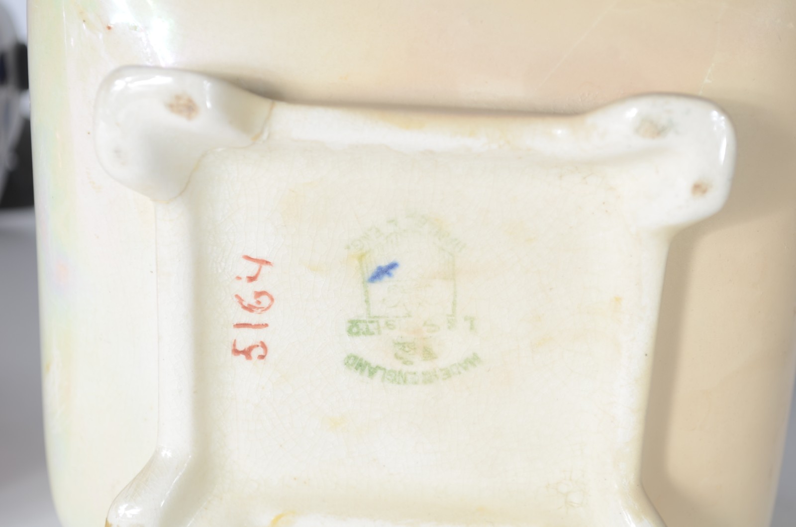 Quatro peças diversas de porcelana/faiança, sendo: fruteira de pé... - foto 9 de 11