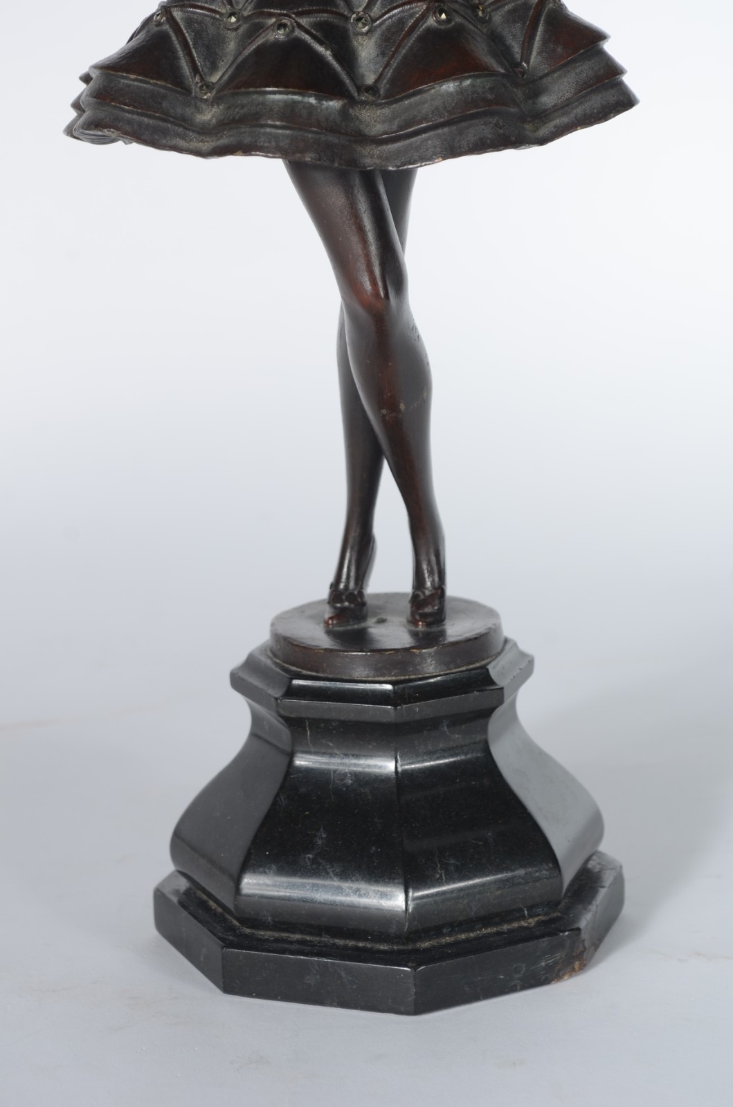 Escultura Art Deco de bronze representando "Dançarina" com rosto e... - foto 3 de 10