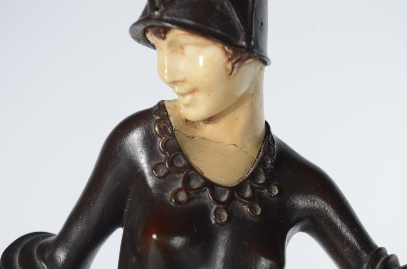 Escultura Art Deco de bronze representando "Dançarina" com rosto e... - foto 4 de 10