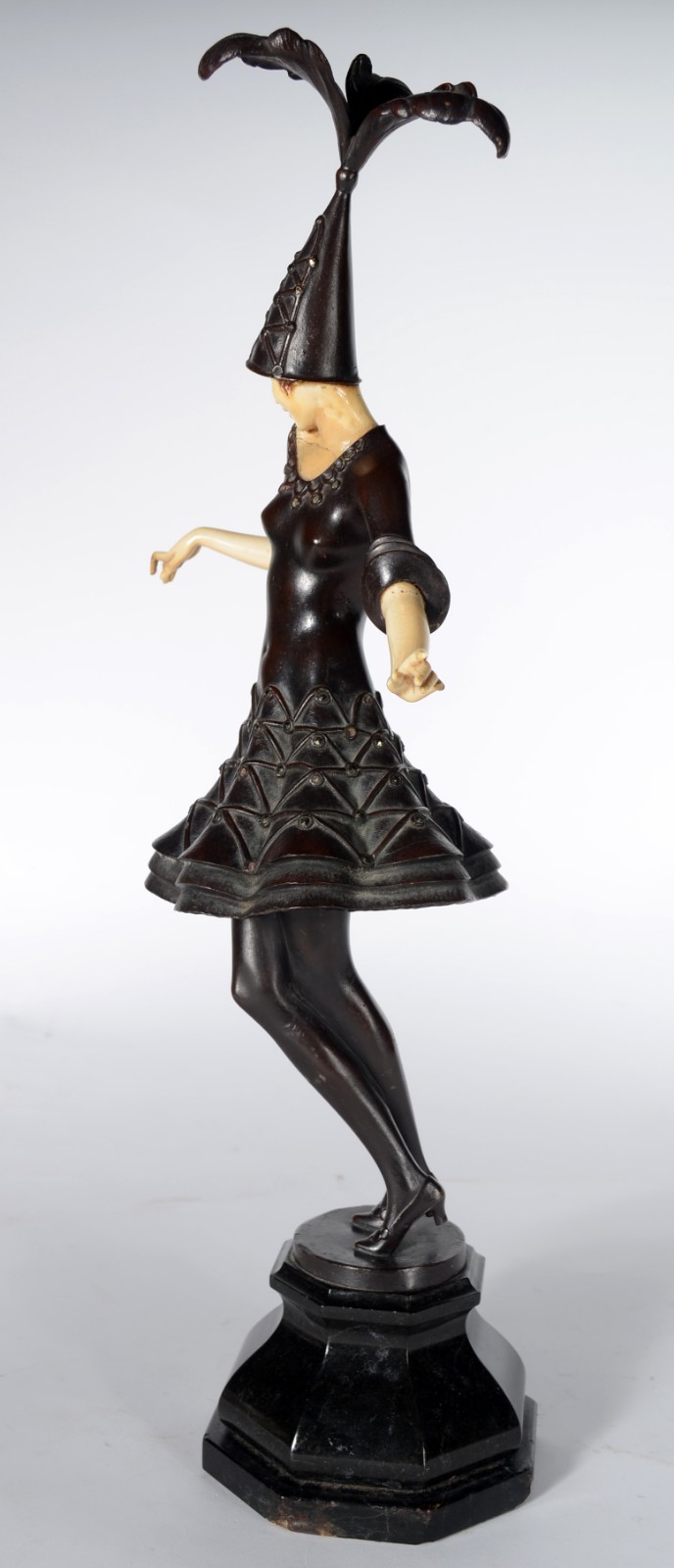 Escultura Art Deco de bronze representando "Dançarina" com rosto e... - foto 5 de 10