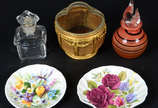 Cinco peças diversas, sendo: bomboniere  de met... - Cinco peças diversas, sendo: bomboniere  de metal dourado filigranado, 2 bowls de porcelana floral e 2 perfumeiros . 