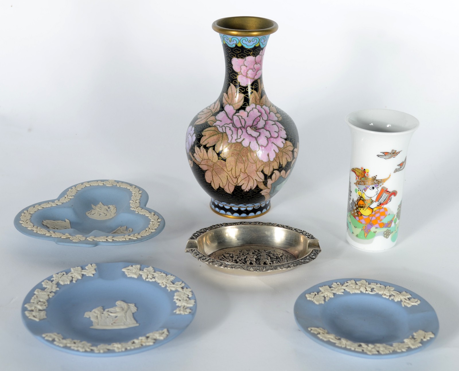 Diversas peças, sendo: 3 pratinhos ingleses Wedg Wood na cor azul... - foto 1 de 11