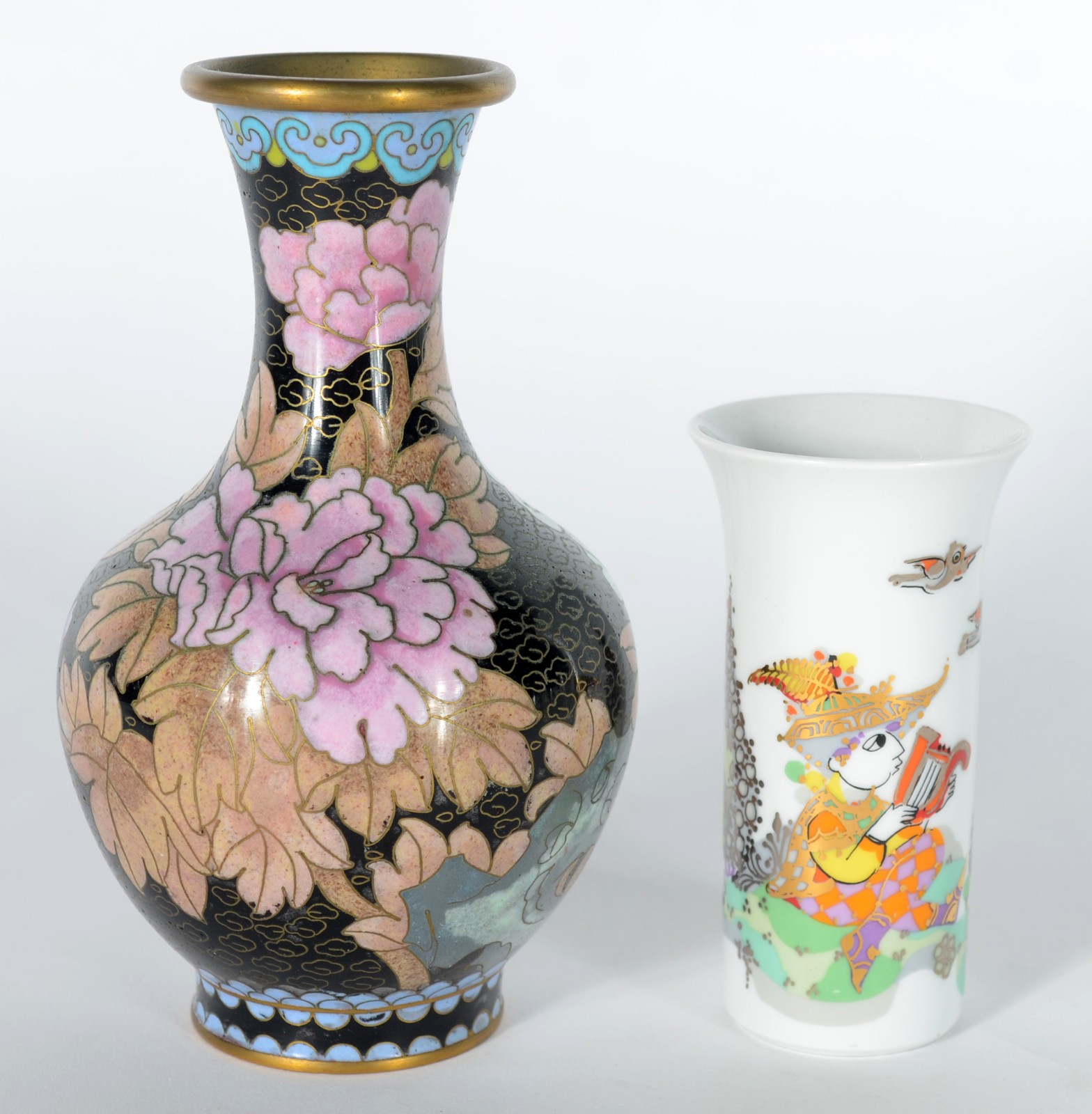 Diversas peças, sendo: 3 pratinhos ingleses Wedg Wood na cor azul... - foto 2 de 11