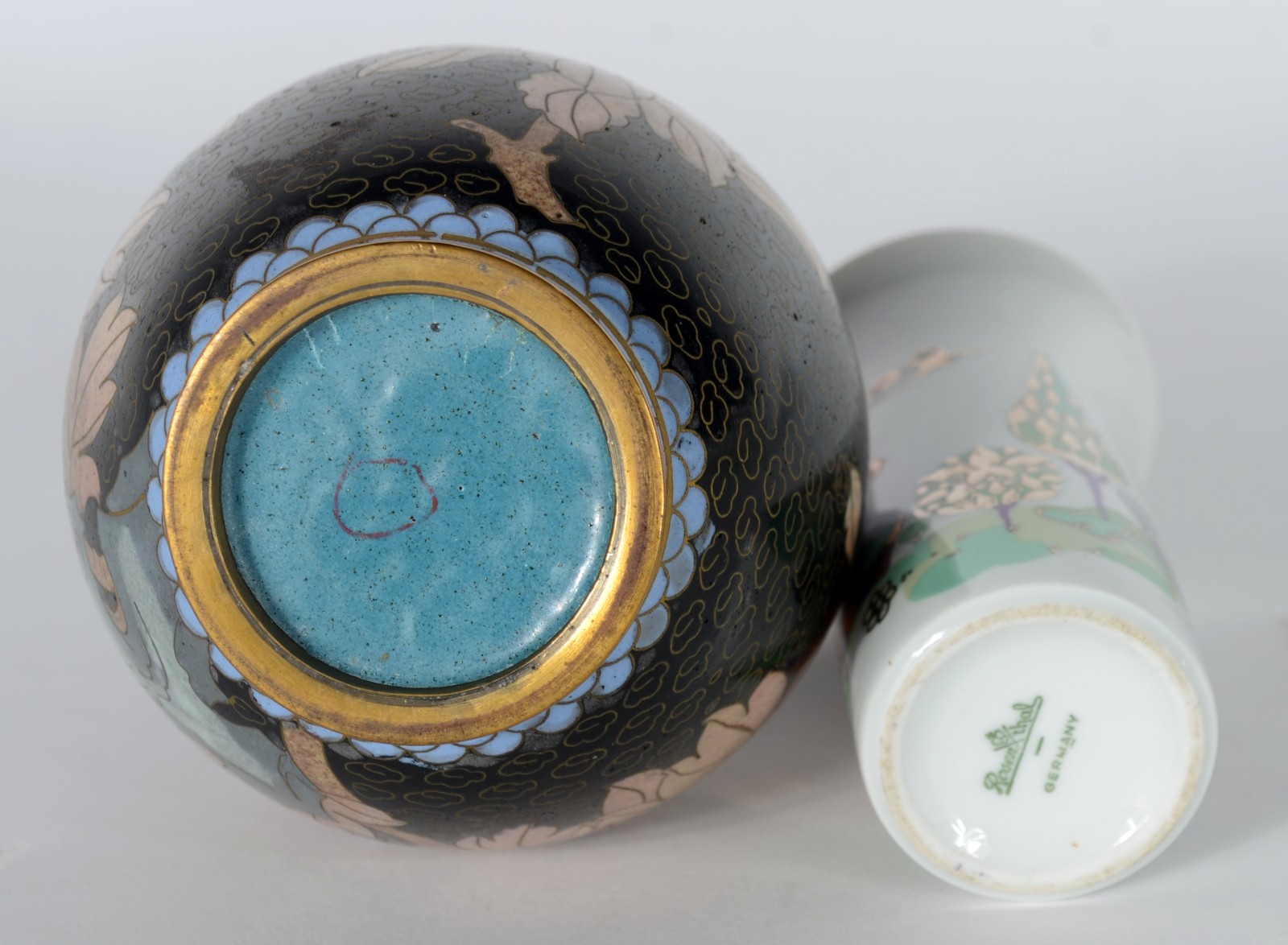 Diversas peças, sendo: 3 pratinhos ingleses Wedg Wood na cor azul... - foto 4 de 11