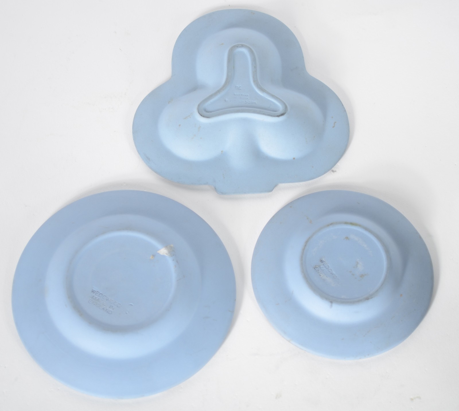 Diversas peças, sendo: 3 pratinhos ingleses Wedg Wood na cor azul... - foto 5 de 11