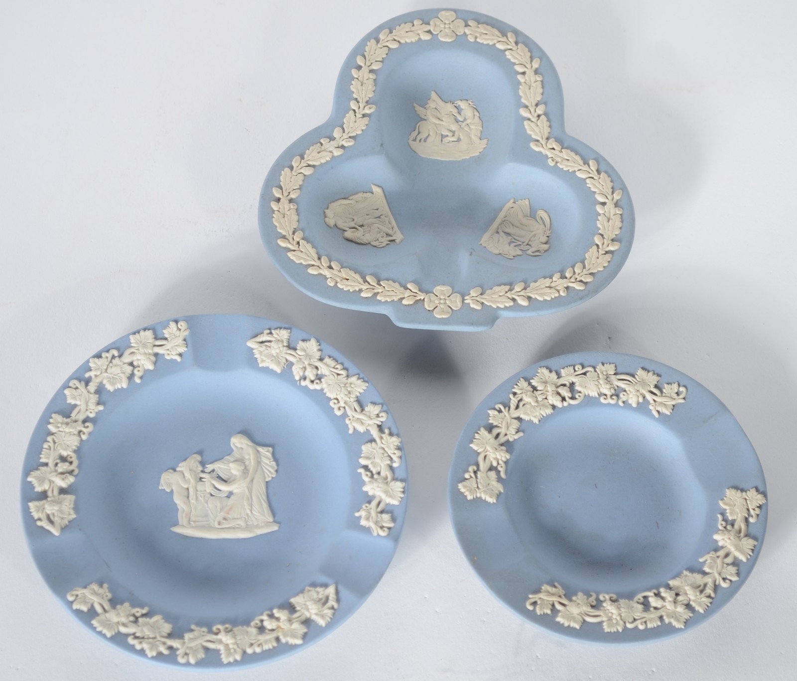 Diversas peças, sendo: 3 pratinhos ingleses Wedg Wood na cor azul... - foto 6 de 11