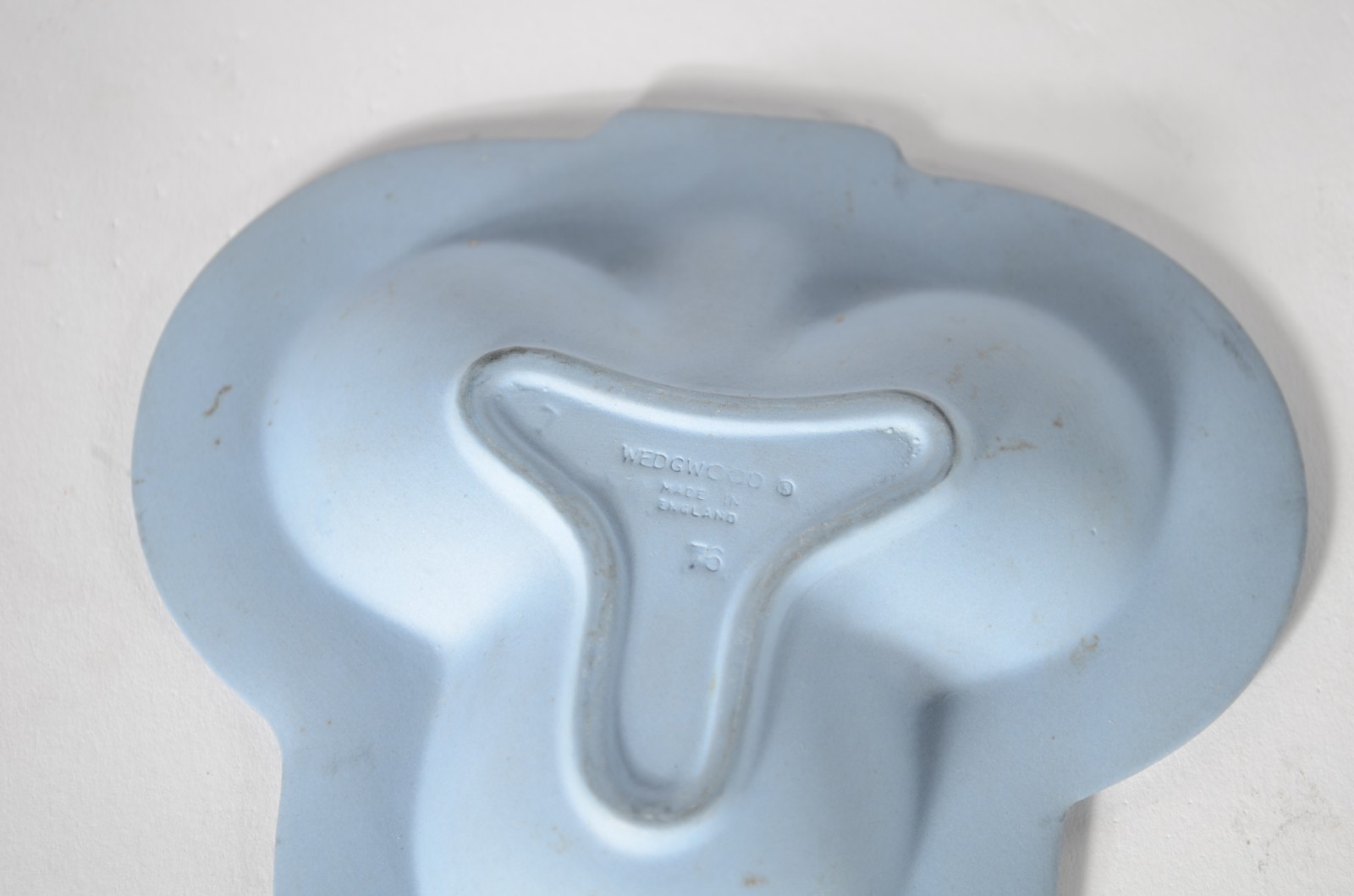 Diversas peças, sendo: 3 pratinhos ingleses Wedg Wood na cor azul... - foto 8 de 11