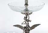 Fruteira/ floreira Art Nouveau, base de metal p... - Fruteira/ floreira Art Nouveau, base de metal prateado na forma de figura feminina sobre águia.  Prato, bowl e tulipa de cristal lapidado. Falta...