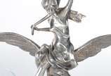 Fruteira/ floreira Art Nouveau, base de metal p... - Fruteira/ floreira Art Nouveau, base de metal prateado na forma de figura feminina sobre águia.  Prato, bowl e tulipa de cristal lapidado. Falta...
