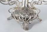 Fruteira/ floreira Art Nouveau, base de metal p... - Fruteira/ floreira Art Nouveau, base de metal prateado na forma de figura feminina sobre águia.  Prato, bowl e tulipa de cristal lapidado. Falta...