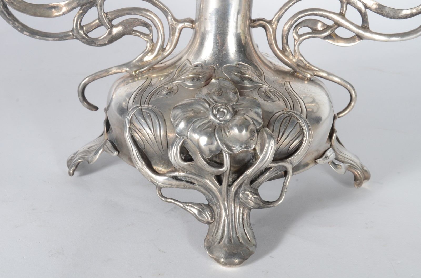 Fruteira/ floreira Art Nouveau, base de metal prateado na forma de... - foto 5 de 11