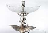 Fruteira/ floreira Art Nouveau, base de metal p... - Fruteira/ floreira Art Nouveau, base de metal prateado na forma de figura feminina sobre águia.  Prato, bowl e tulipa de cristal lapidado. Falta...