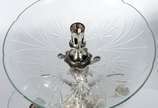Fruteira/ floreira Art Nouveau, base de metal p... - Fruteira/ floreira Art Nouveau, base de metal prateado na forma de figura feminina sobre águia.  Prato, bowl e tulipa de cristal lapidado. Falta...