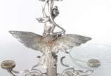 Fruteira/ floreira Art Nouveau, base de metal p... - Fruteira/ floreira Art Nouveau, base de metal prateado na forma de figura feminina sobre águia.  Prato, bowl e tulipa de cristal lapidado. Falta...