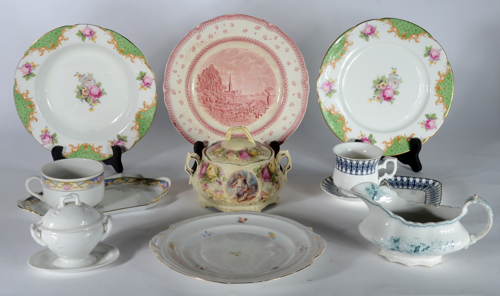 Nove peças diversas de porcelana, sendo duas xícaras lancheiras com... - foto 1 de 11