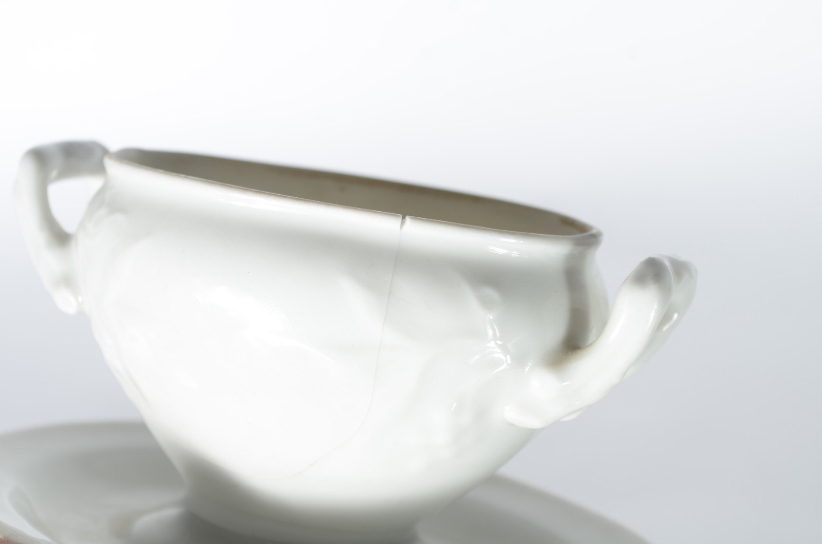 Nove peças diversas de porcelana, sendo duas xícaras lancheiras com... - foto 11 de 11