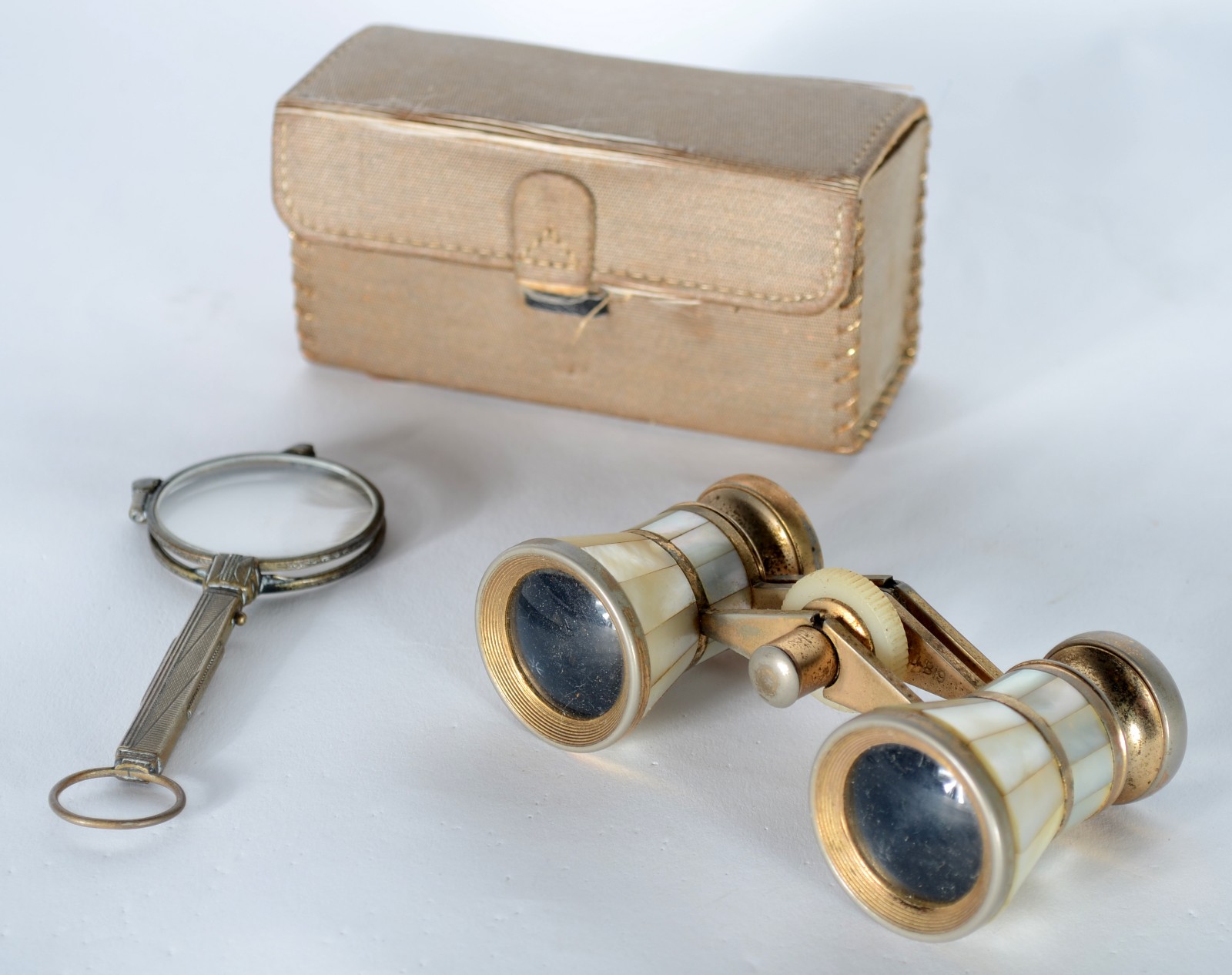 Duas peças, sendo: pince nez de metal e binóculo para teatro com... - foto 1 de 8