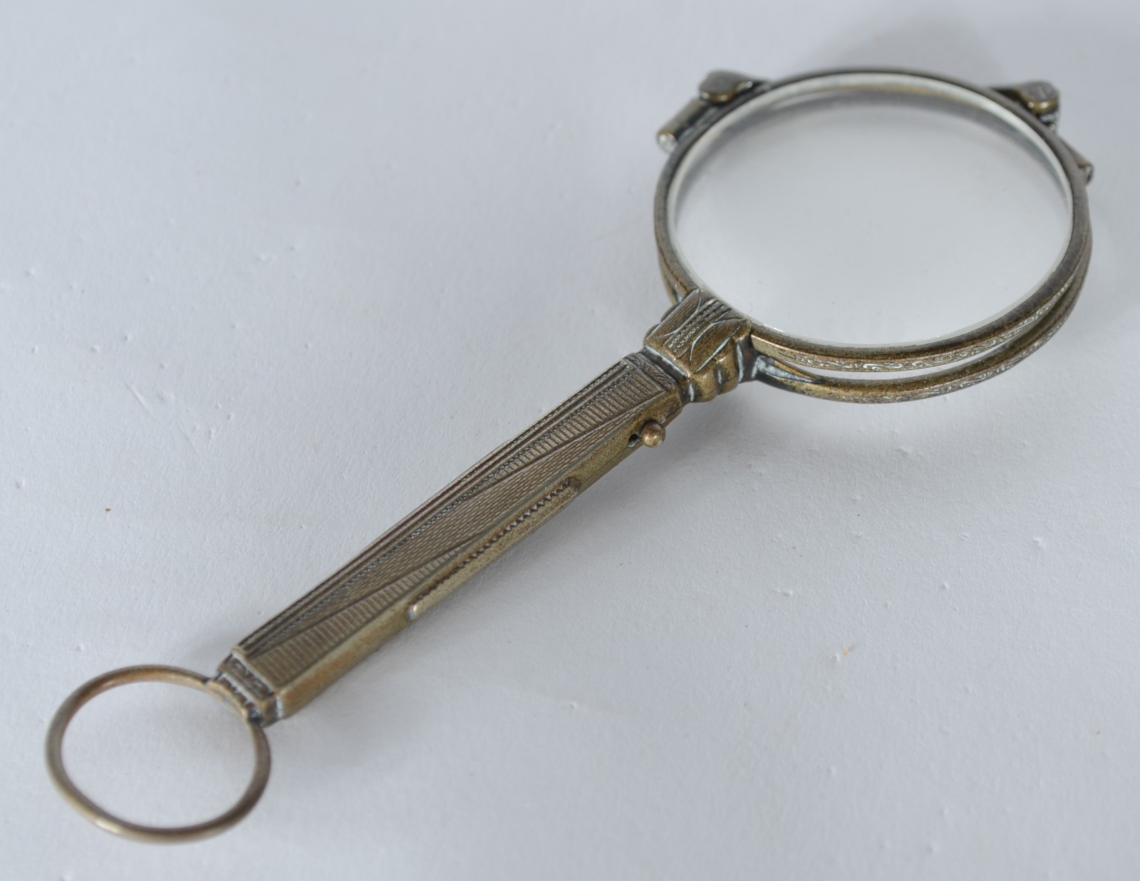 Duas peças, sendo: pince nez de metal e binóculo para teatro com... - foto 2 de 8