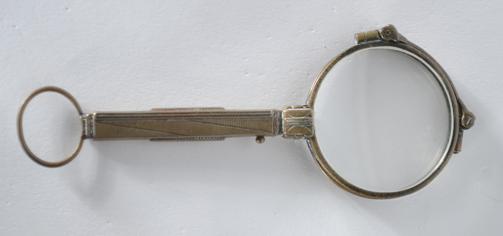 Duas peças, sendo: pince nez de metal e binóculo para teatro com... - foto 3 de 8
