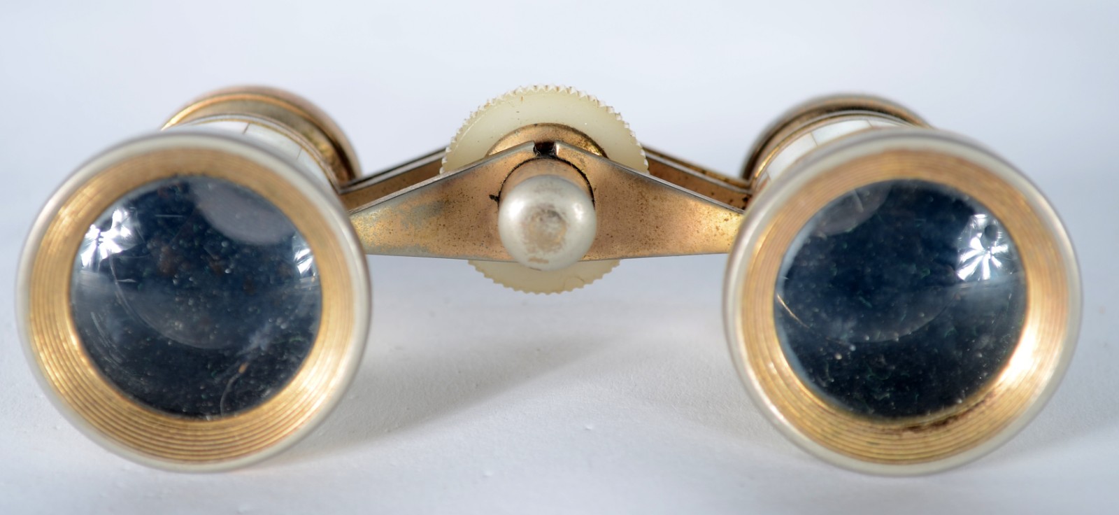 Duas peças, sendo: pince nez de metal e binóculo para teatro com... - foto 7 de 8