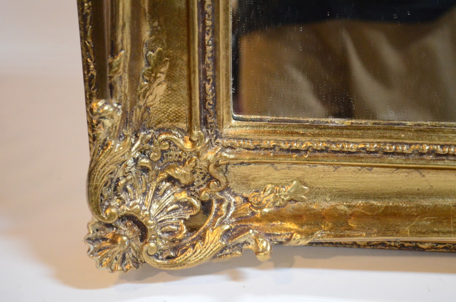 Espelho com moldura entalhada e dourada. - foto 3 de 4