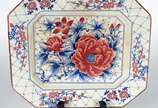 Travessa de faiança oriental feitio oitavado de... - Travessa de faiança oriental feitio oitavado decorada com flores em policromia. Partes com craquelê.