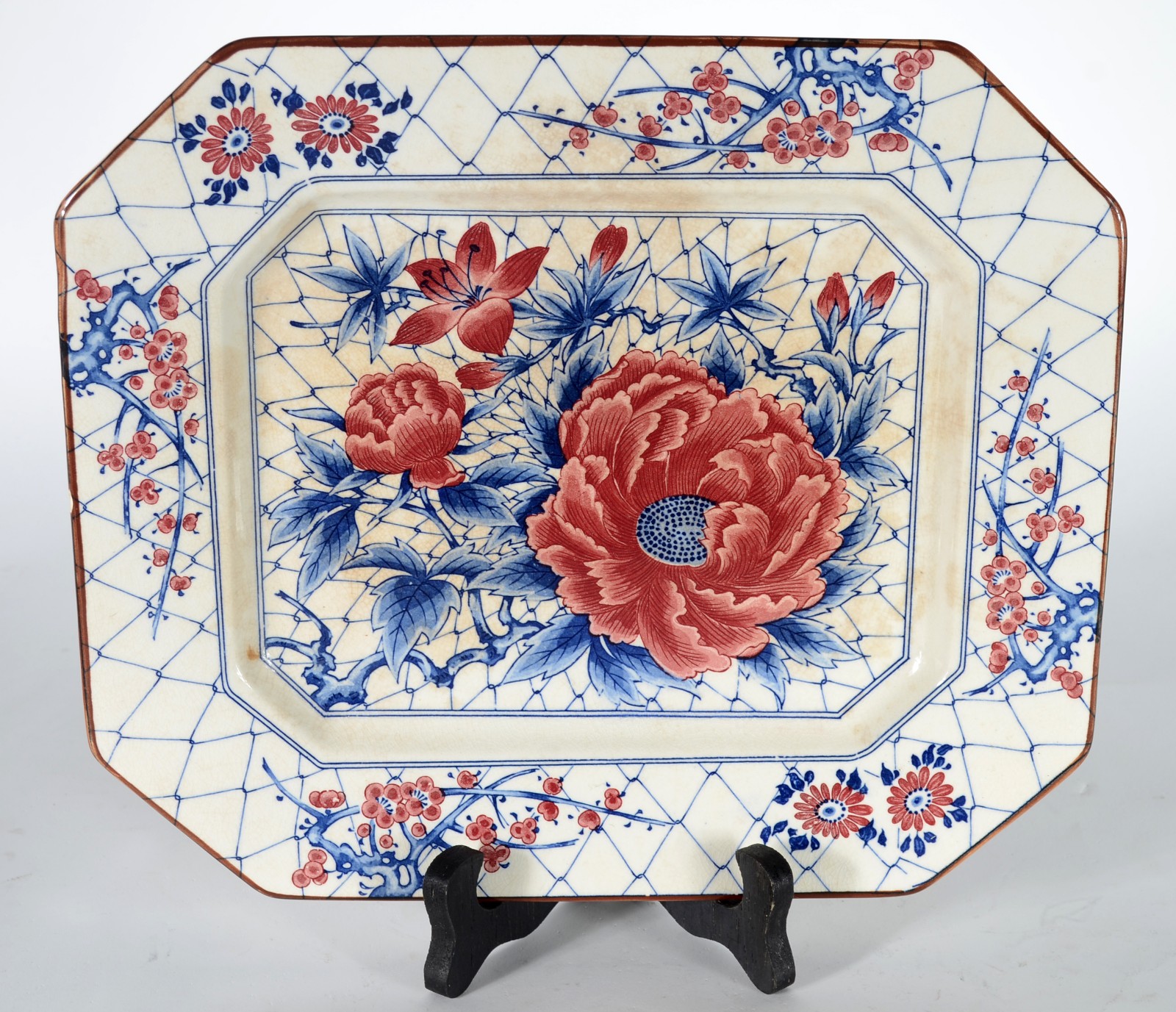 Travessa de faiança oriental feitio oitavado decorada com flores em... - foto 1 de 4