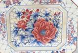 Travessa de faiança oriental feitio oitavado de... - Travessa de faiança oriental feitio oitavado decorada com flores em policromia. Partes com craquelê.
