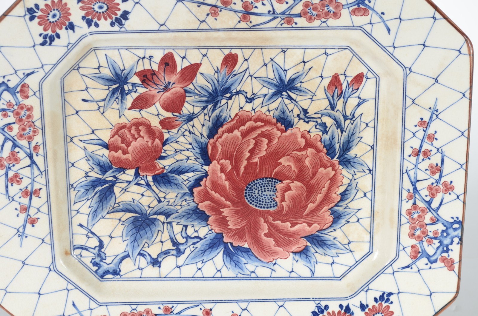 Travessa de faiança oriental feitio oitavado decorada com flores em... - foto 2 de 4