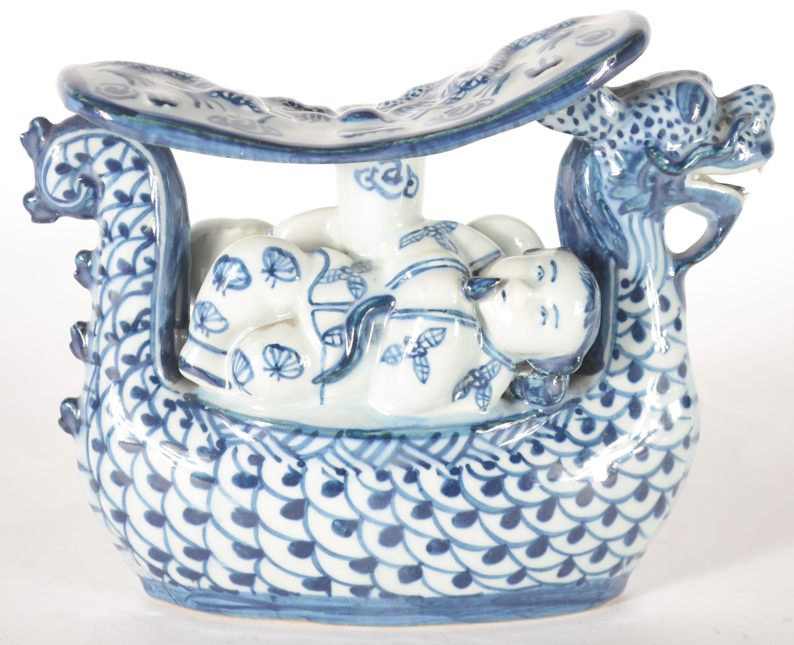 Escultura de porcelana oriental representando dragão azul e branco... - foto 1 de 5
