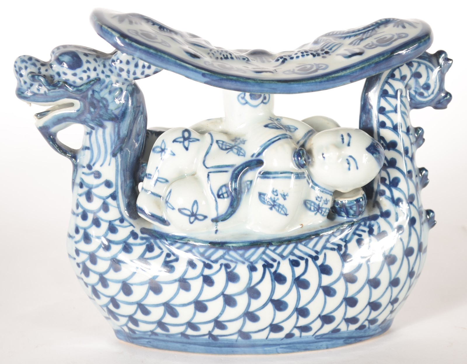 Escultura de porcelana oriental representando dragão azul e branco... - foto 2 de 5