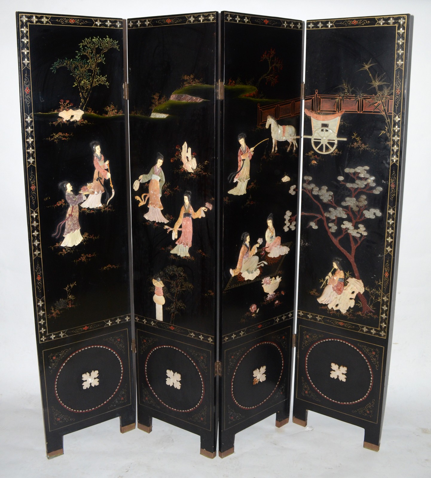 Biombo oriental com 4 folhas de lacca negra, decorado com figuras de... - foto 1 de 10