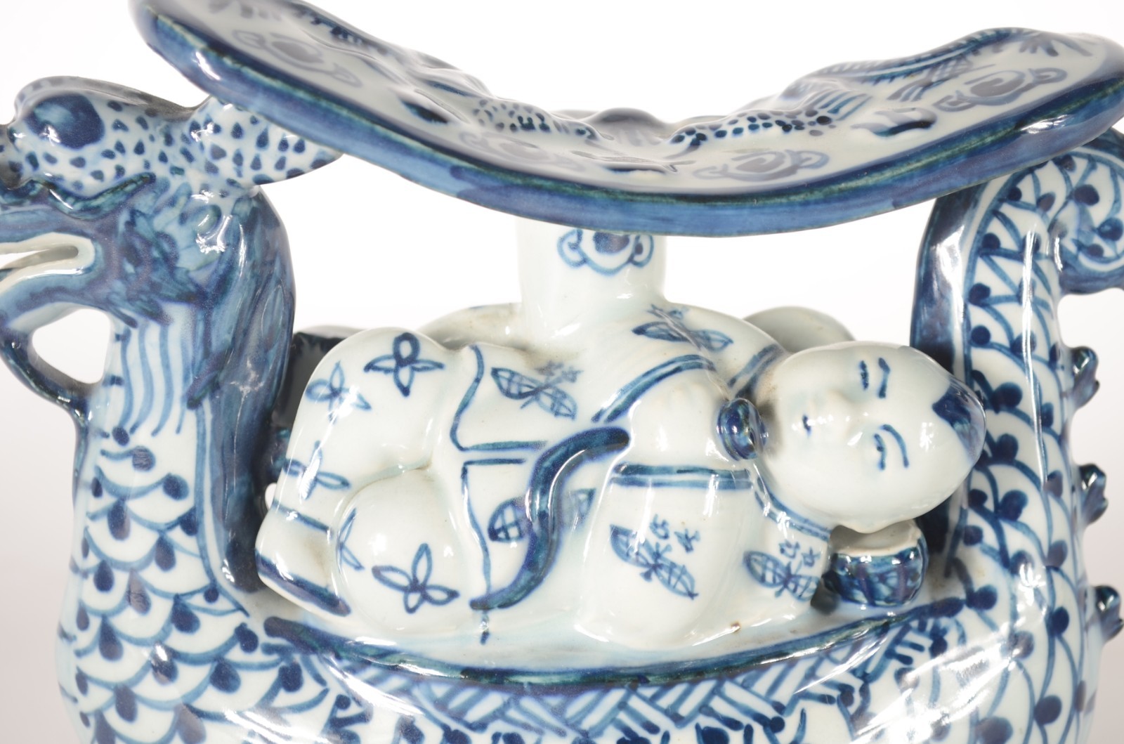 Escultura de porcelana oriental representando dragão azul e branco... - foto 3 de 5
