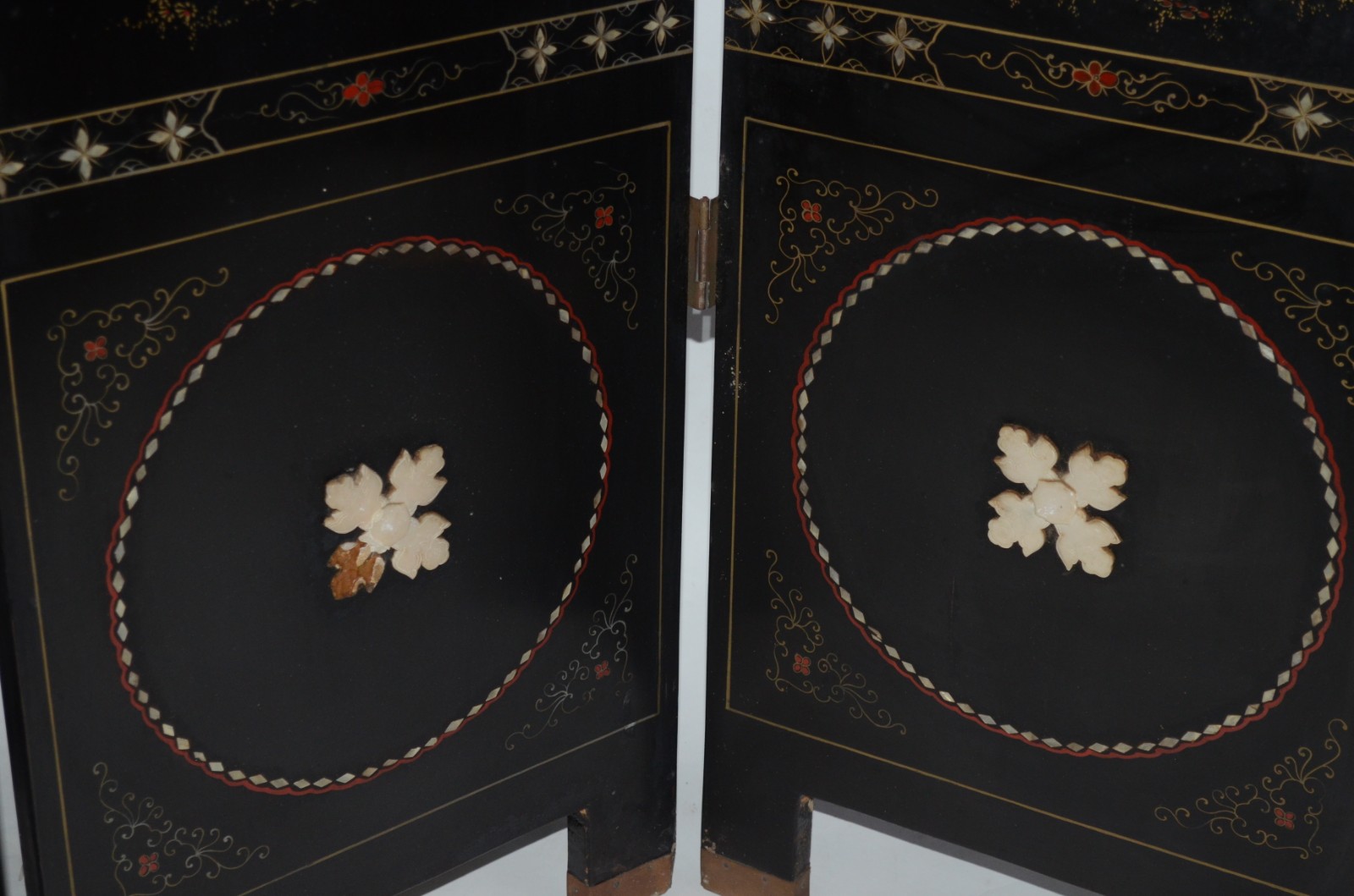 Biombo oriental com 4 folhas de lacca negra, decorado com figuras de... - foto 5 de 10