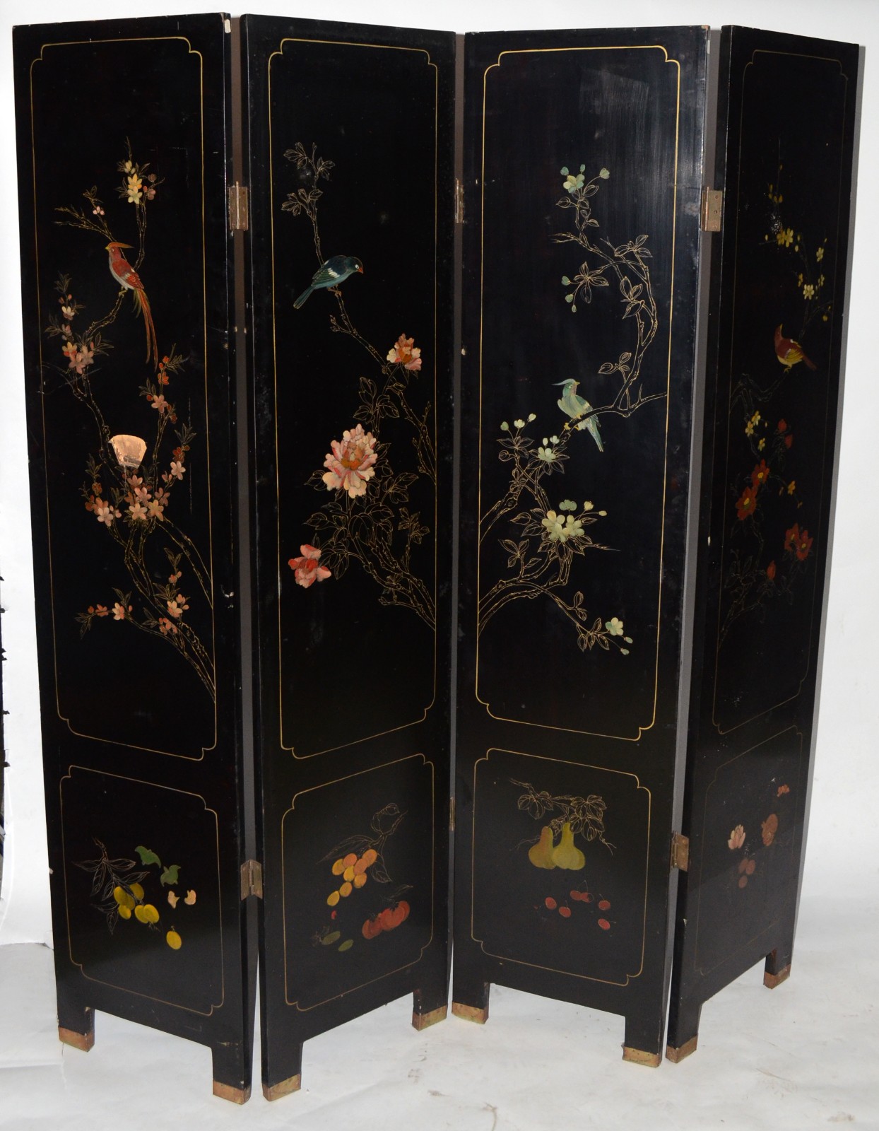 Biombo oriental com 4 folhas de lacca negra, decorado com figuras de... - foto 6 de 10