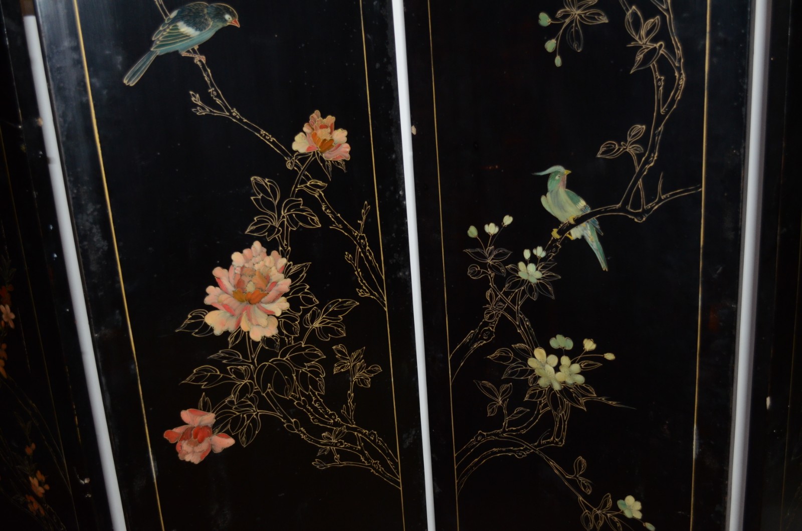 Biombo oriental com 4 folhas de lacca negra, decorado com figuras de... - foto 8 de 10