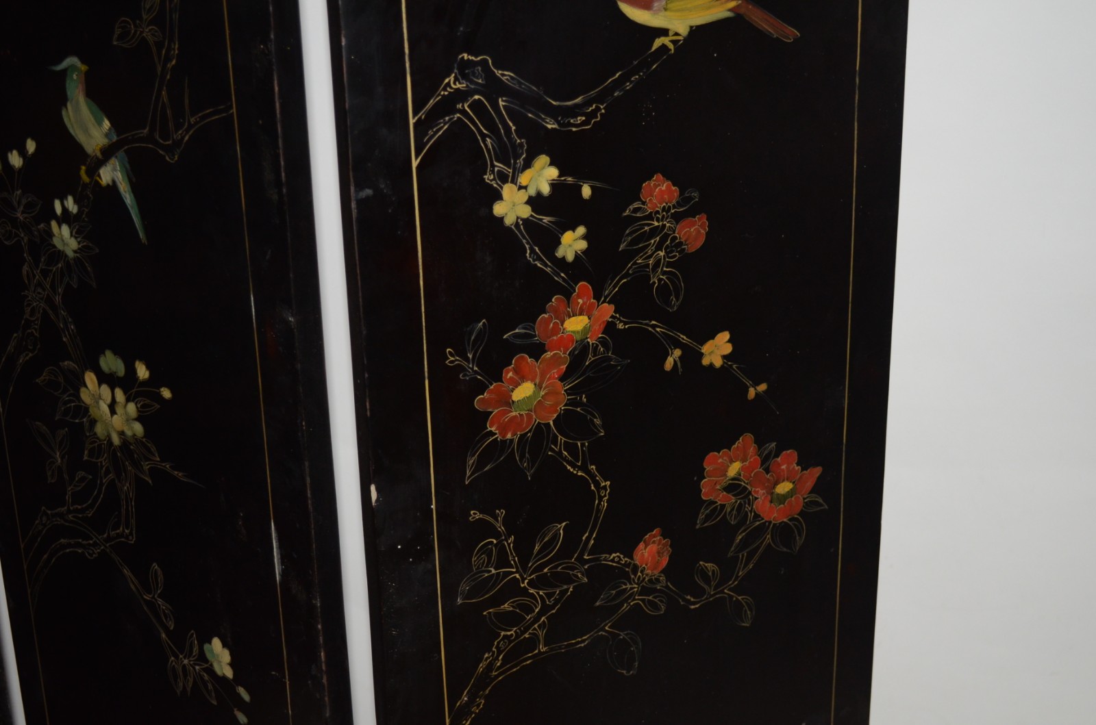 Biombo oriental com 4 folhas de lacca negra, decorado com figuras de... - foto 9 de 10