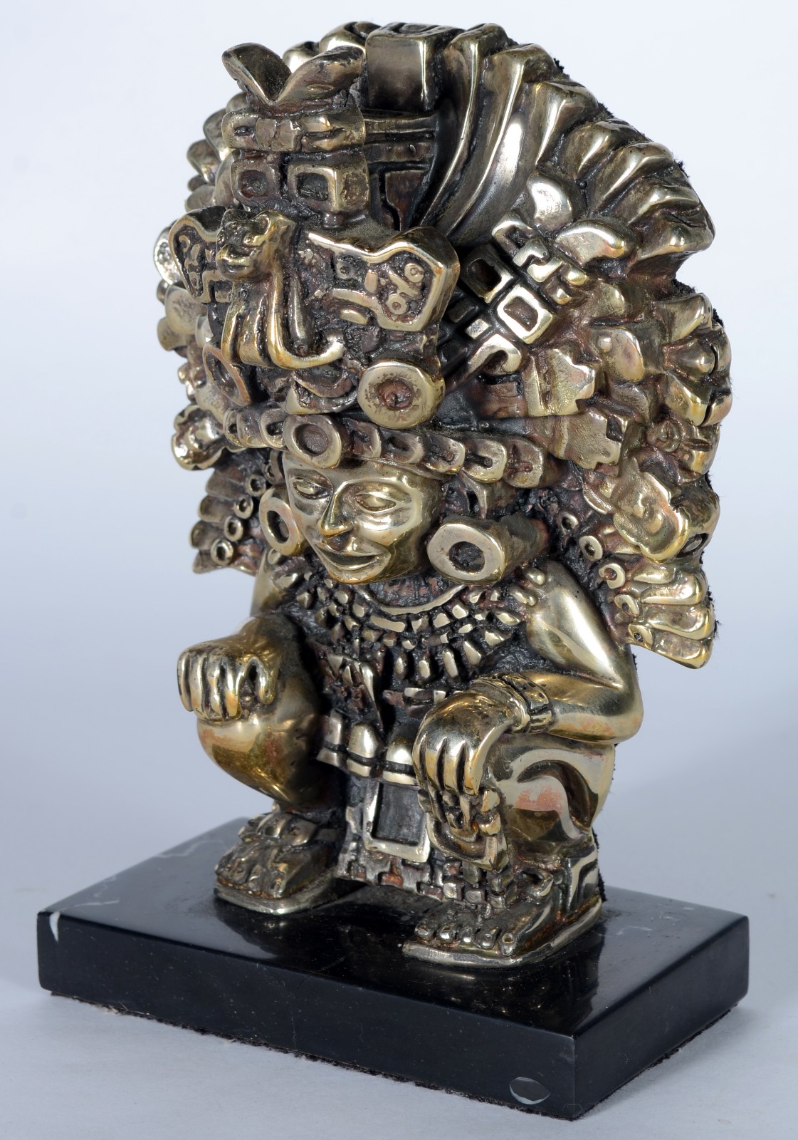 Escultura mexicana de metal representando Figura azteca com penacho... - foto 1 de 8