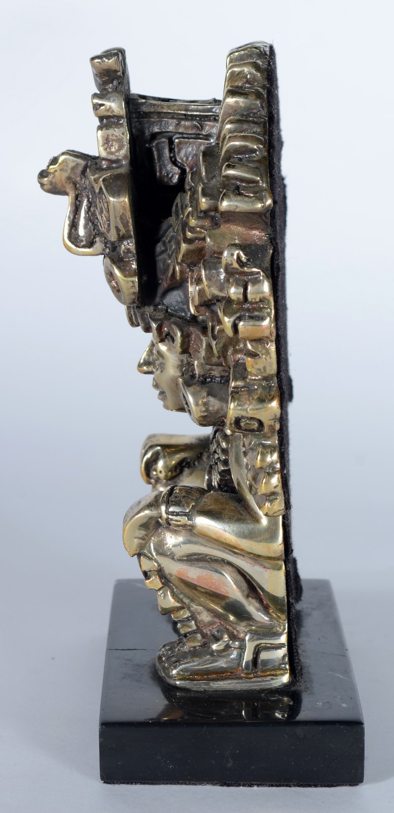 Escultura mexicana de metal representando Figura azteca com penacho... - foto 2 de 8