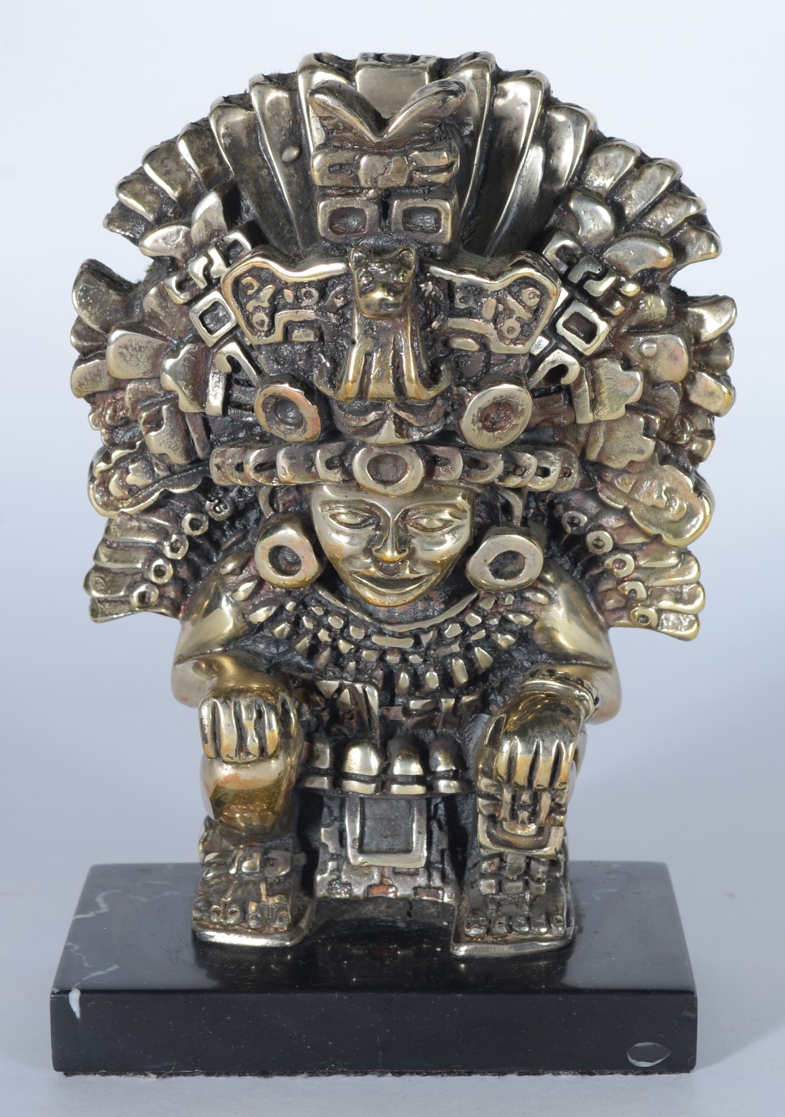Escultura mexicana de metal representando Figura azteca com penacho... - foto 3 de 8