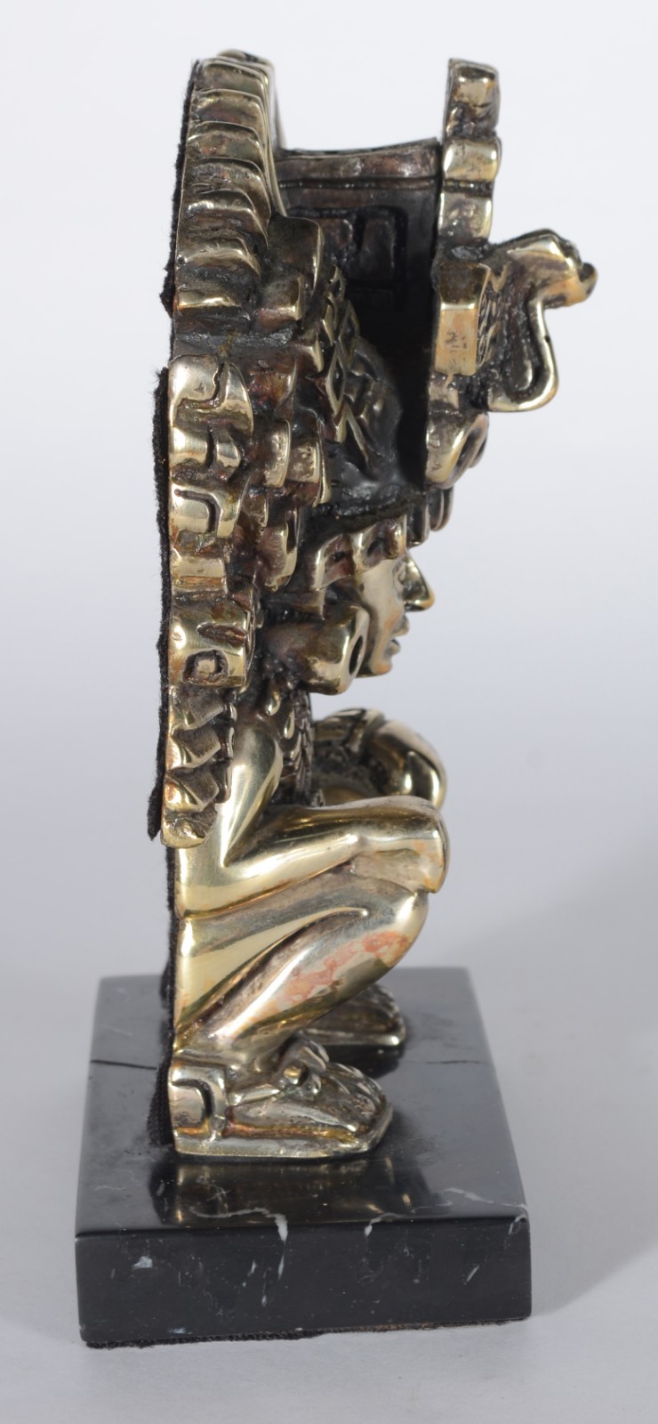 Escultura mexicana de metal representando Figura azteca com penacho... - foto 4 de 8