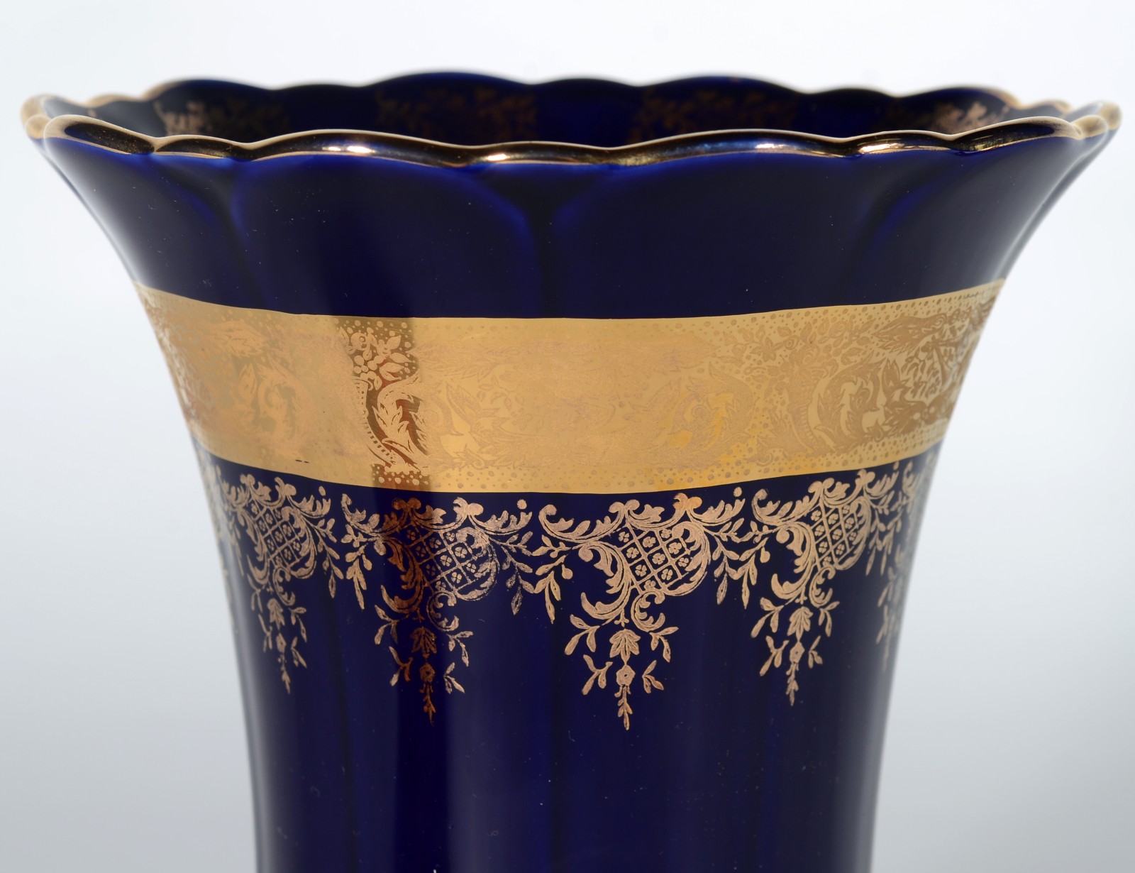 Jarra de porcelana francesa Imperia Limoges, na cor azul cobalto e... - foto 2 de 6