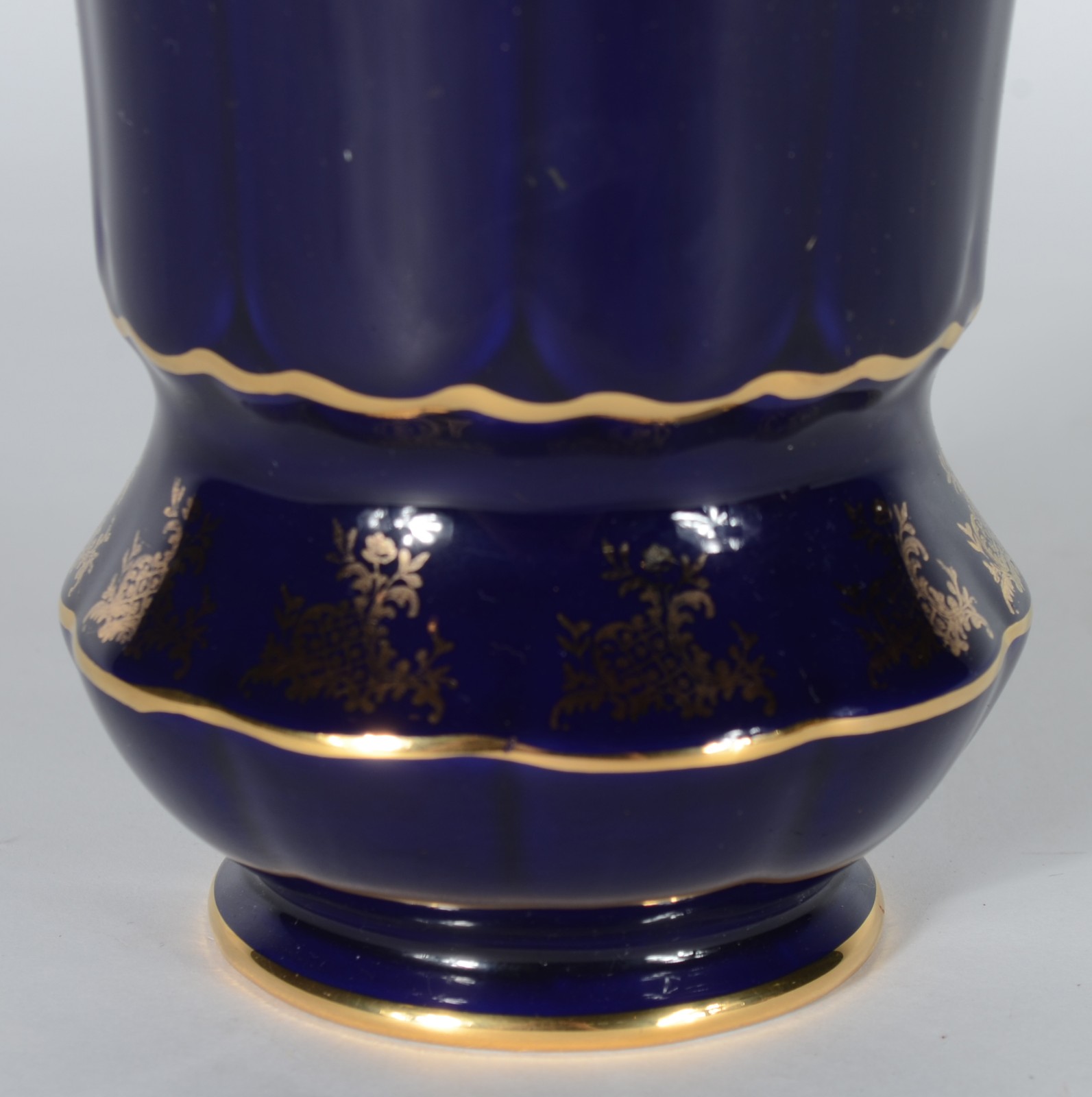 Jarra de porcelana francesa Imperia Limoges, na cor azul cobalto e... - foto 3 de 6